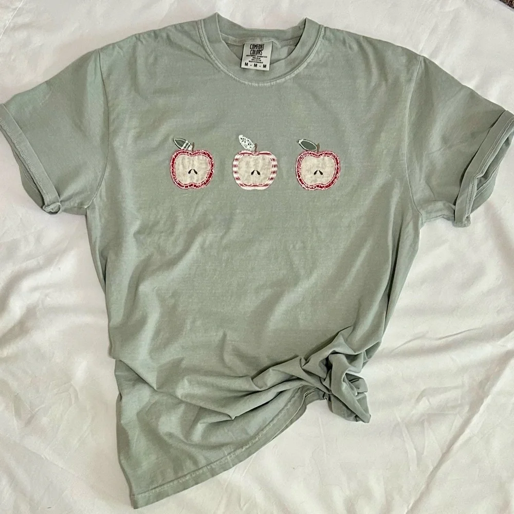 Apples embroidered patchwork on comfort colors tee - Picture 3 of 3